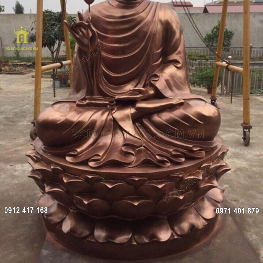 Tòa hoa sen Đức Phật ngồi được chạm khắc vô cùng đẹp